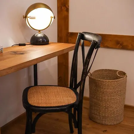 Apartment Trio - Kollar