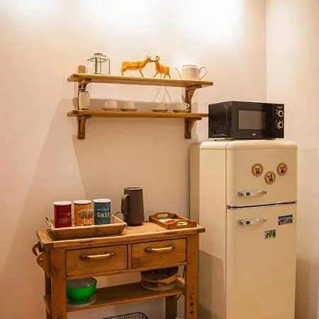 Apartment Trio - Kollar